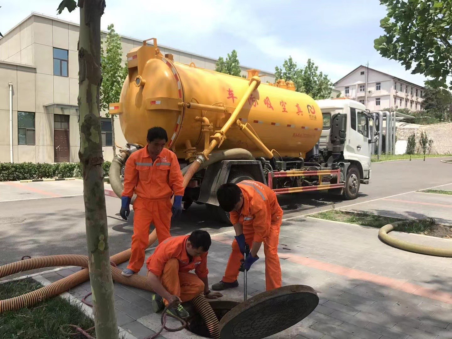 香坊管道疏通车停在窨井附近