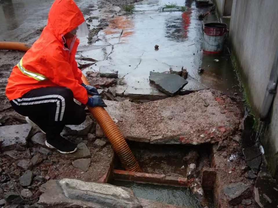 香坊专业清理污水池 炜誉市政以规范流程守护城市 “肠道”